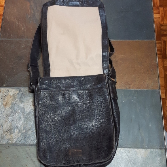 Kenneth Cole leather messenger bag. - Picture 2 of 7